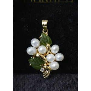 Кулон из жемчуга белого и нефрита "7 жемчужин букет"