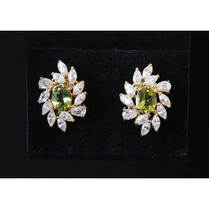 Серьги из хризолита (светлый) + стразы