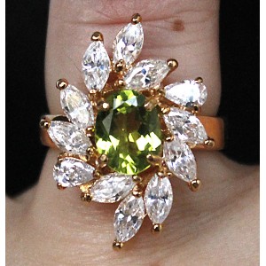  Кольцо с хризолитом (светлый) + стразы