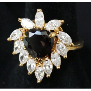 Кольцо со шпинелью оливковой "сердце в стразах" Кольцо со шпинелью оливковой "сердце в стразах"