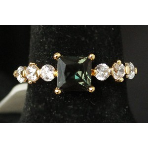 Кольцо со шпинелью оливковой "квадратик"