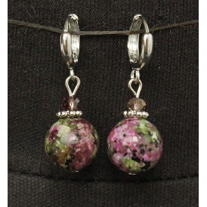 Серьги из цоизита (циозита) с рубином, шарик 12мм, гладкий