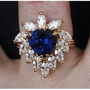 Кольцо со шпинелью "сердце в стразах"