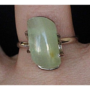 Кольцо с ониксом зеленым "лепесток"