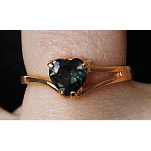 Кольцо со шпинелью оливковой "сердечко"