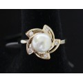 Кольцо с жемчугом белым "солнышко" 