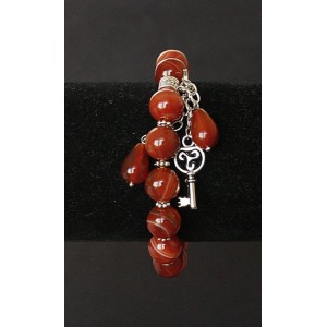 Браслет из сердолика, из бусин 10мм, гладкий, белая фурнитура, с подвеской, на резинке