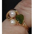 Кольцо с жемчугом белым и нефритом  "2 жемчужины в ободке"