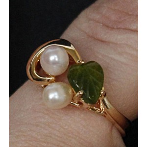 Кольцо с жемчугом белым и нефритом "2 жемчужины в ободке" Кольцо с жемчугом белым и нефритом "2 жемчужины в ободке"