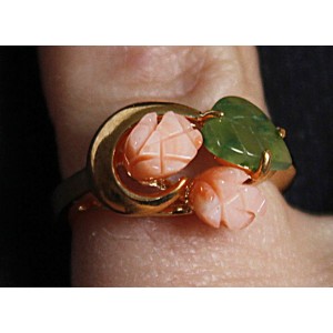 Кольцо с кораллом (розовый) и нефритом "2 розы 1 лист ободок"
