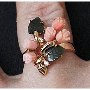 Кольцо с кораллом (розовый) и нефритом "5 роз букет"