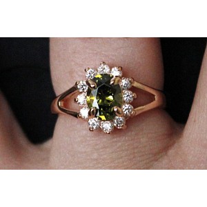 Кольцо с хризолитом (темный) "малый овал в цирконах"