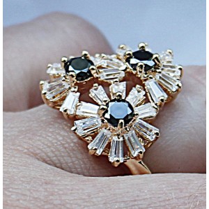 Кольцо с цирконом черно-белым "3 цветка"