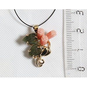 Кулон из коралла и нефрита с сердечком "3 розы 2 листа сердечко"