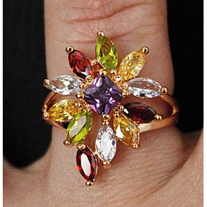 Кольцо с цирконом "ромашка"