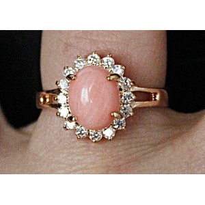Кольцо с кораллом (розовый) "овал в цирконах"