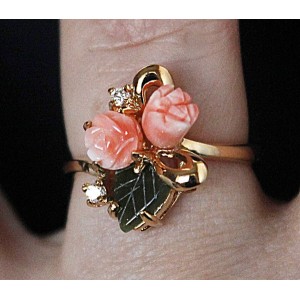 Кольцо с кораллом (розовый) и нефритом "1 роза 1 тюльпан"