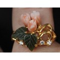 Кольцо с кораллом (розовый) и нефритом "3 розы крылышки"