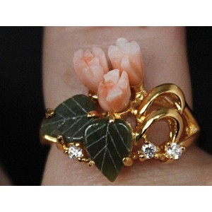 Кольцо с кораллом (розовый) и нефритом "3 розы крылышки"