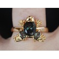Кольцо со шпинелью оливковой "лягушонок"