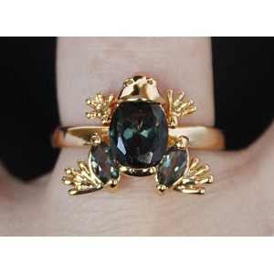 Кольцо со шпинелью оливковой "лягушонок"